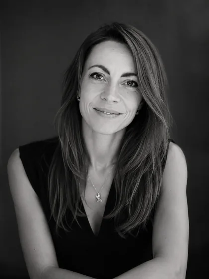 Zuzana Košařová, černobílý portrét s jemným úsměvem